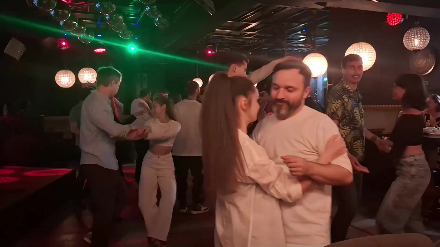 Иван и Мария танцуют бачату